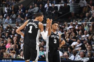 示了年轻一 示了年轻一